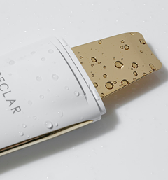La technologie des ultrasons pour nettoyer en profondeur.